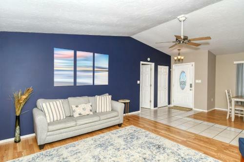 Pool Home - Close To Beach, Restaurants & More !!!!