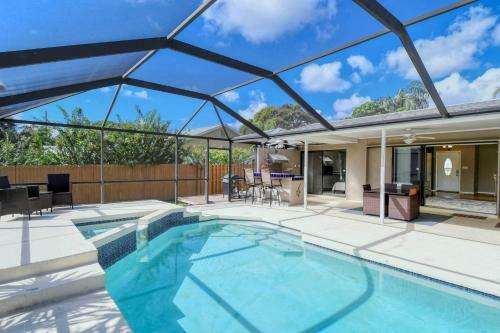 Pool Home - Close To Beach, Restaurants & More !!!!