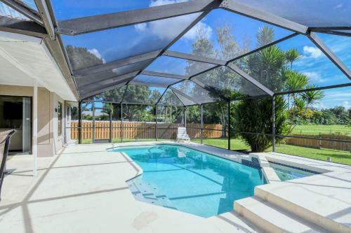 Pool Home - Close To Beach, Restaurants & More !!!!