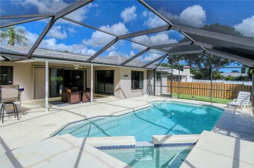 Pool Home - Close To Beach, Restaurants & More !!!!