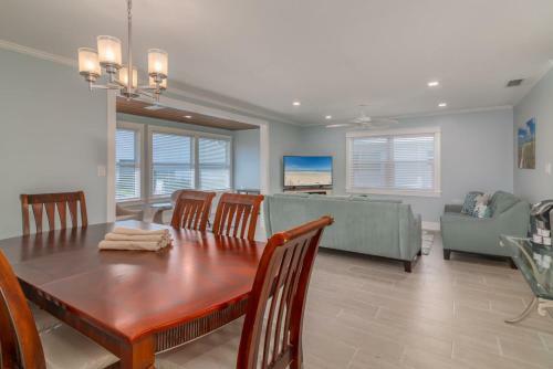 New Completely Remodeled Villa With Beach And Heated Pool Access
