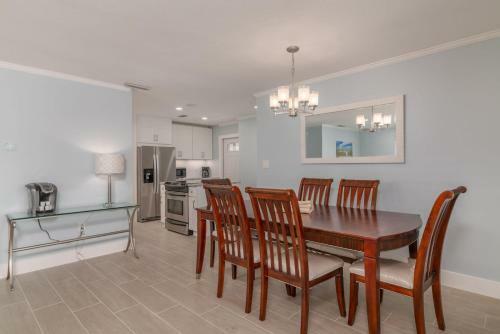 New Completely Remodeled Villa With Beach And Heated Pool Access
