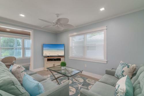 New Completely Remodeled Villa With Beach And Heated Pool Access