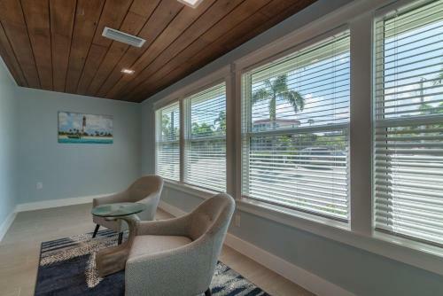 New Completely Remodeled Villa With Beach And Heated Pool Access