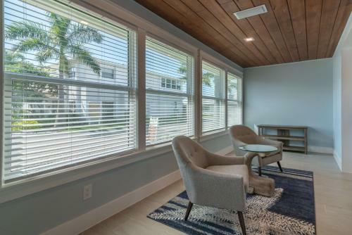 New Completely Remodeled Villa With Beach And Heated Pool Access