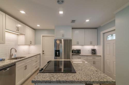 New Completely Remodeled Villa With Beach And Heated Pool Access