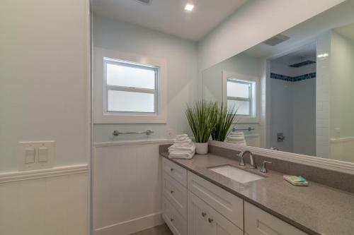 New Completely Remodeled Villa With Beach And Heated Pool Access