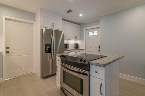 New Completely Remodeled Villa With Beach And Heated Pool Access