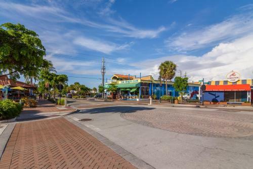 New Completely Remodeled Villa With Beach And Heated Pool Access
