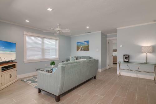 New Completely Remodeled Villa With Beach And Heated Pool Access