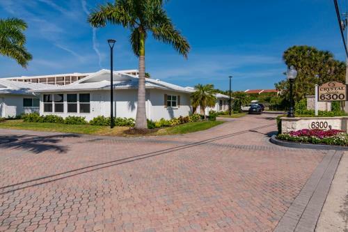New Completely Remodeled Villa With Beach And Heated Pool Access
