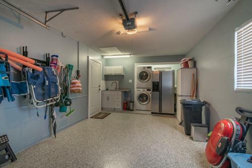 New Completely Remodeled Villa With Beach And Heated Pool Access