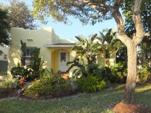 The Pineapple House With Private Pool! Home