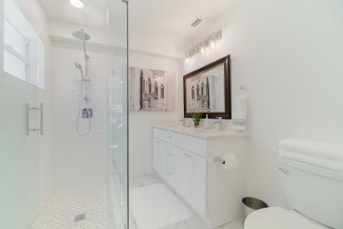 Newly Renovated 5 Bed/3 Bath Modern Home