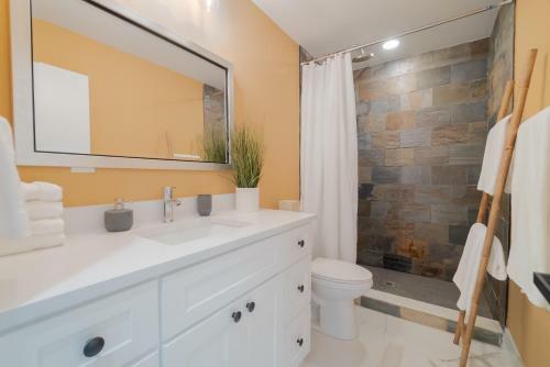 Newly Renovated 5 Bed/3 Bath Modern Home
