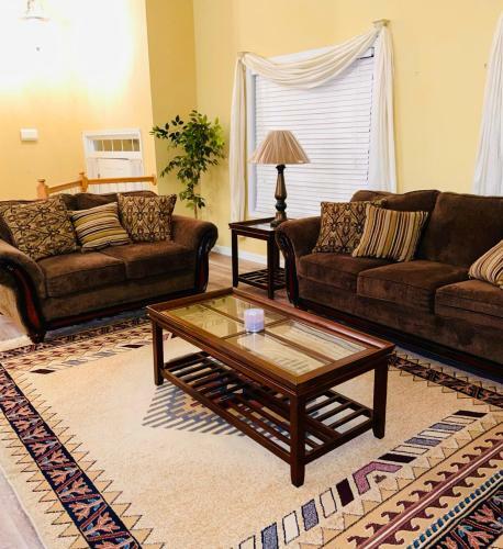 Spacious 4- Bedroom Home Close To Everything!!