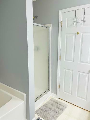 Spacious 4- Bedroom Home Close To Everything!!