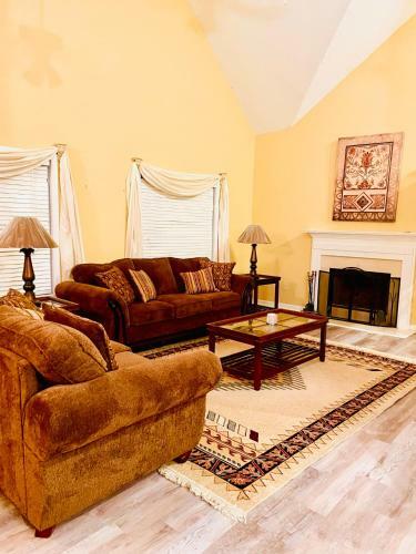 Spacious 4- Bedroom Home Close To Everything!!