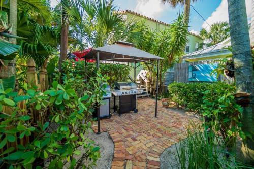 Tropical Nola Studio Vacation Rental