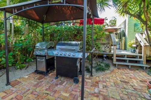 Tropical Nola Studio Vacation Rental