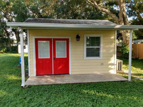 Tampa Lakehouse With Tinyhouse