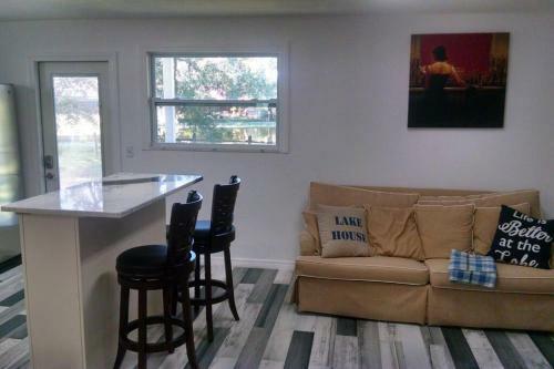 Tampa Lakehouse With Tinyhouse