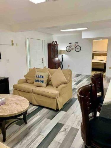 Tampa Lakehouse With Tinyhouse