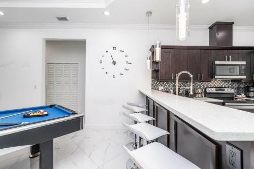 Mohr Loop � Designer Themed Home With Pool