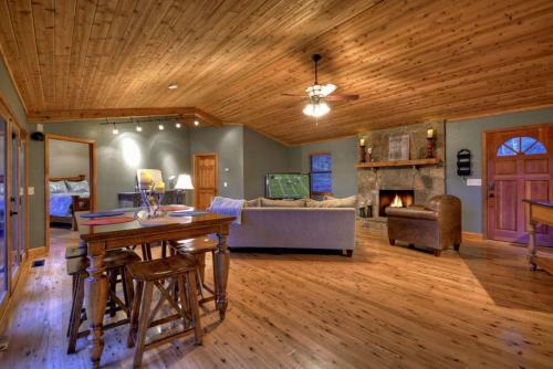 Lakefront Getaway By Escape To Blue Ridge