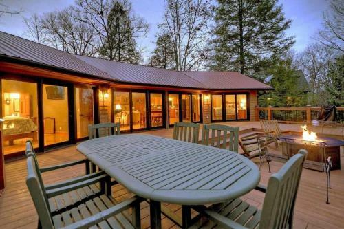 Lakefront Getaway By Escape To Blue Ridge
