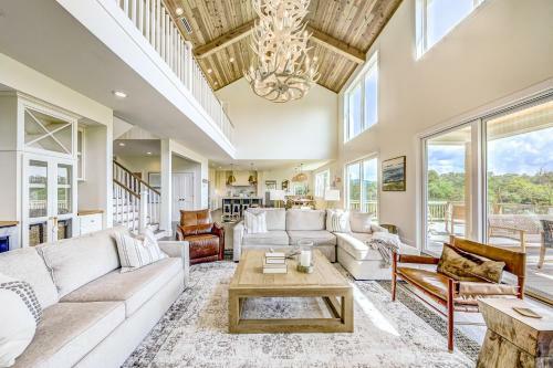 Lodge Modern Mountain Lakeside Retreat
