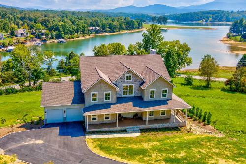 Lodge Modern Mountain Lakeside Retreat