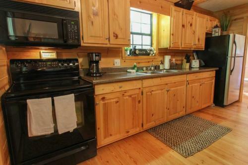 Mountain Top Retreat- Secluded, Firepit, Deck