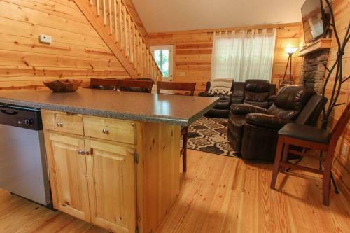 Mountain Top Retreat- Secluded, Firepit, Deck