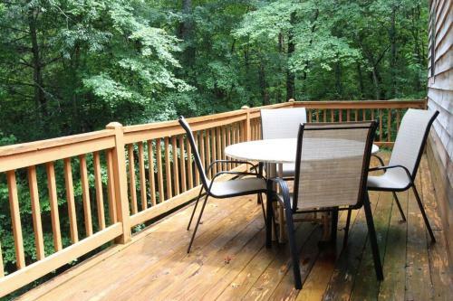 Mountain Top Retreat- Secluded, Firepit, Deck
