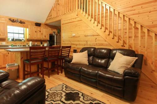 Mountain Top Retreat- Secluded, Firepit, Deck