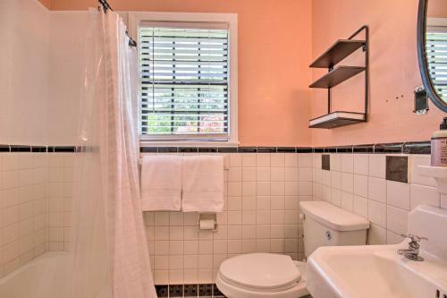 1940s Cottage With Mid Century Vibe And Patio!