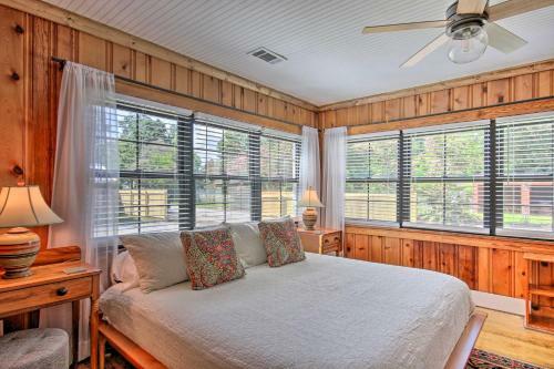 1940s Cottage With Mid Century Vibe And Patio!