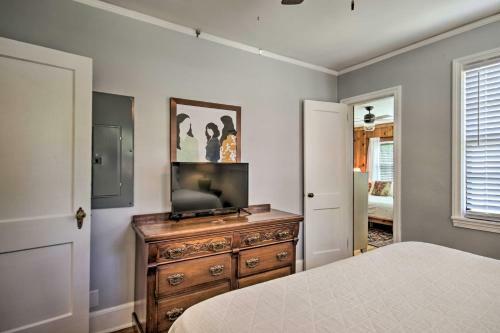 1940s Cottage With Mid Century Vibe And Patio!