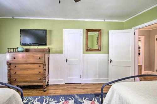 1940s Cottage With Mid Century Vibe And Patio!