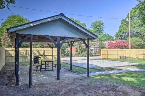 1940s Cottage With Mid Century Vibe And Patio!