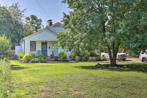 1940s Cottage With Mid Century Vibe And Patio!