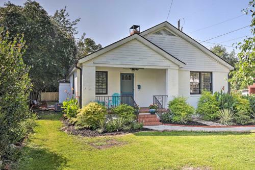 1940s Cottage With Mid Century Vibe And Patio!