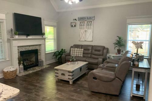 Villa Beautiful Spacious Farmhouse Home W/ Outdoor Space