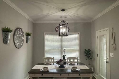 Villa Beautiful Spacious Farmhouse Home W/ Outdoor Space