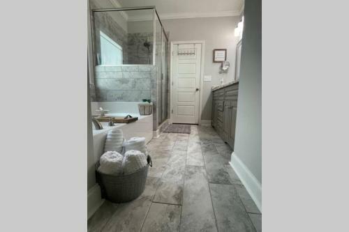 Villa Beautiful Spacious Farmhouse Home W/ Outdoor Space