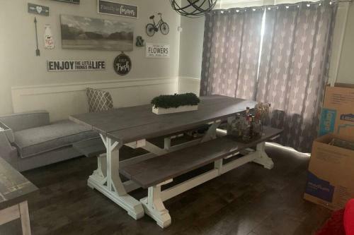 Villa Beautiful Spacious Farmhouse Home W/ Outdoor Space