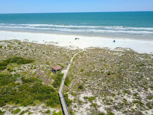 Hibiscus F102 Free Activities, Oceanfront, Wifi, 3 Pools
