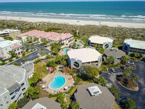 Hibiscus F102 Free Activities, Oceanfront, Wifi, 3 Pools