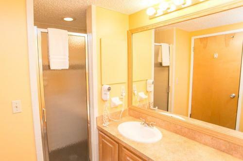 Hibiscus F102 Free Activities, Oceanfront, Wifi, 3 Pools